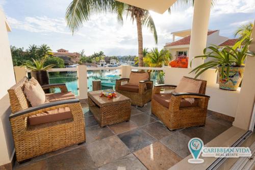 Puerto Aventuras Apartamento | Stunning Large Remodeled Penthouse-Big Canal Views