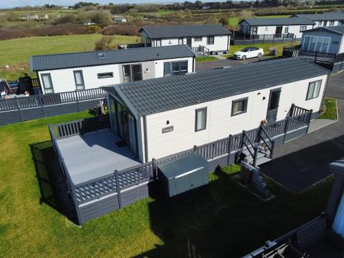 Truro Complejo | Stunning Lodge with sea and country views, sleeps 6
