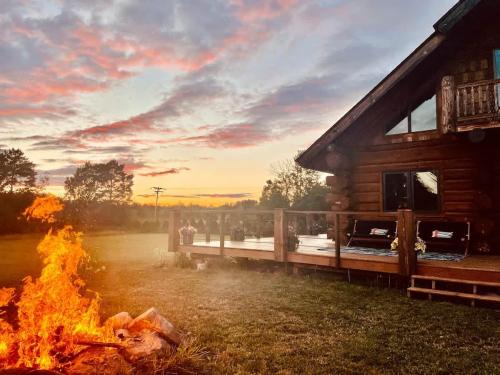 Ironwood Chalet De Esquí | Stunning Log Cabin Getaway at The Hannu Haus