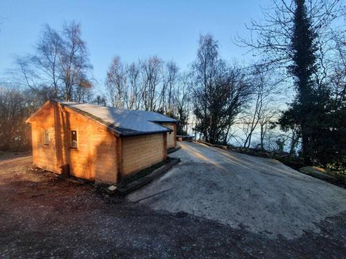 Garrykennedy Casa | Stunning log cabin on the lake