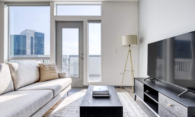 Logan Square Apartamento | Stunning Logan Square 2BR w/ Roof Deck & Gym, 1 block to L, by Blueground