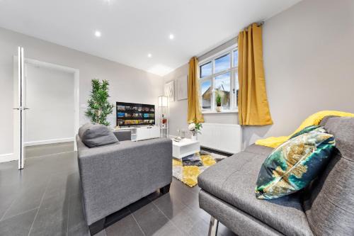 High Barnet Apartamento | Stunning London 1-Bedroom Flat - Sleeps 4 - Parking Available - Save 20 Percent on Extended Stays - Central Location! Instant Book!