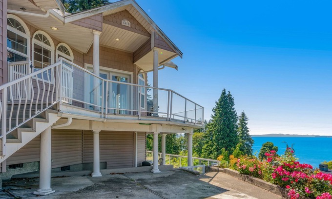 Blaine Casa | Stunning & luxurious dog-friendly water-view home with private beach access