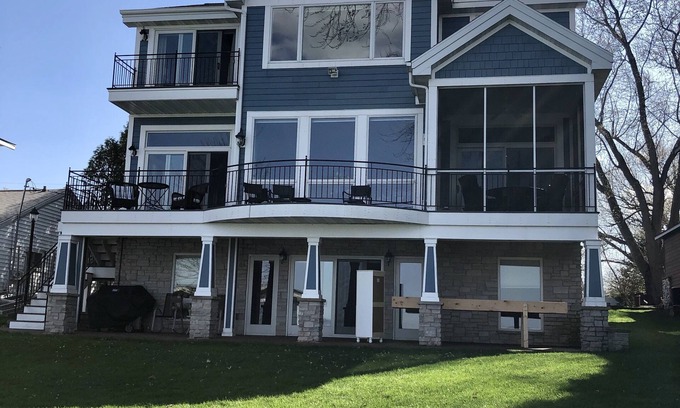 Markesan Casa | Stunning luxury 7 Bedroom Green Lake home on private lakefront