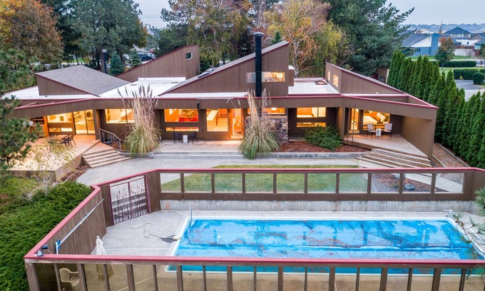 Moses Lake Casa | Stunning Mid-Century Inspired Lake House, Private Pool, Jet-ski & Boat Dock!