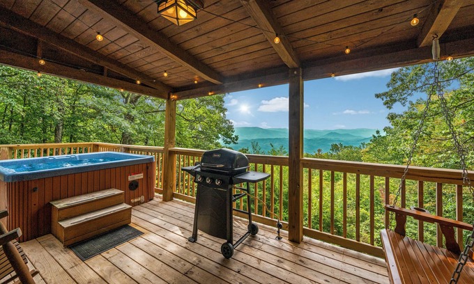 Sevierville Cabina | Stunning Mnt View Cabin: Hot Tub & Hiking Trails