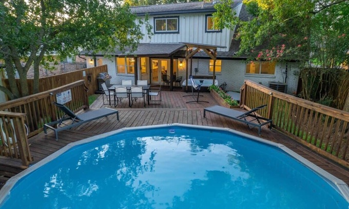 Westbury Casa | Stunning Modern Dream Home w Pool, Grill, Foosball