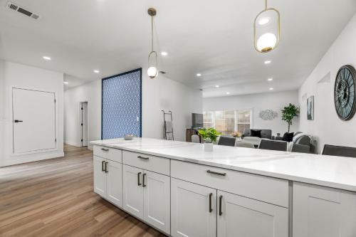 Northeast Dallas Casa | Stunning Modern Home Near White Rock Lake!
