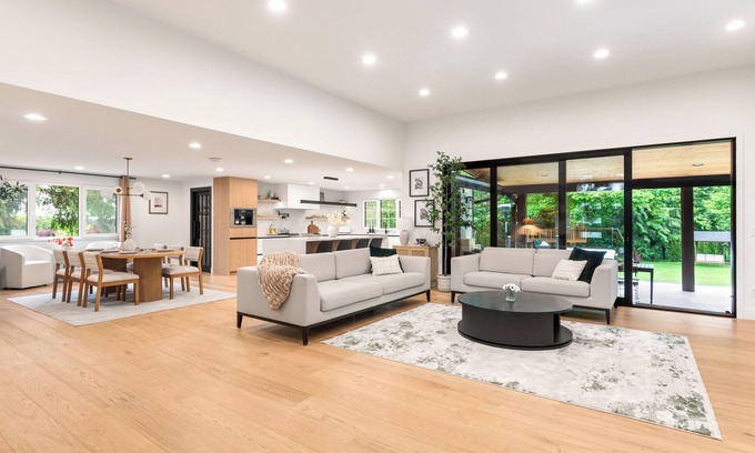 Maltby Casa | Stunning Modern Oasis…Swim Spa ,Hot Tub,Sauna