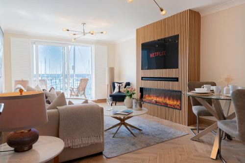 Seafront Apartamento | Stunning modern space with harbour views & free parking
