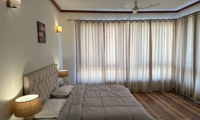 Noida Apartamento | Stunning Modern Spacious Two Bedroom Apartment with Breathtaking Golf View