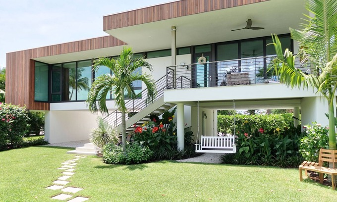 Whitney Beach Villa | Nueva villa frente al canal Longboat Key con un muelle privado.