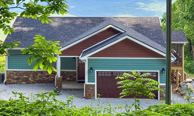 Marion Casa | Stunning mountain view home in Little Switzerland with large viewing deck