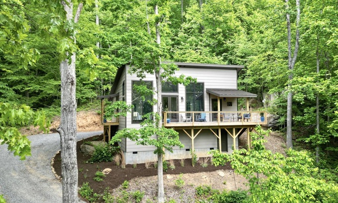 Fairview Cabina | Stunning Mountain-Modern Cabin Close to Asheville w/Hot Tub
