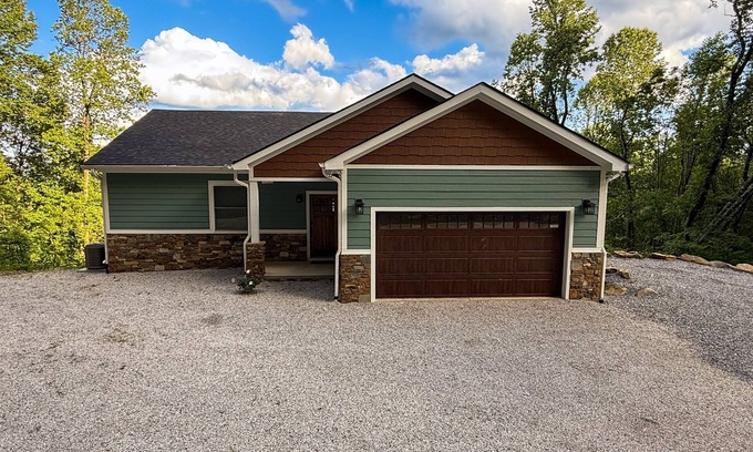 Marion Apartamento | Stunning mountain view home in Little Switzerland with large viewing deck