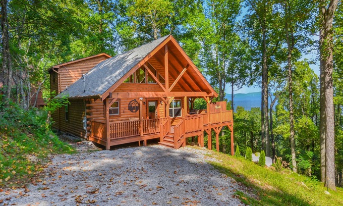 Walnut Mountain Cabina | Stunning Mountain View With Hot tub & Game Room. Indoor/Outdoor Fireplace