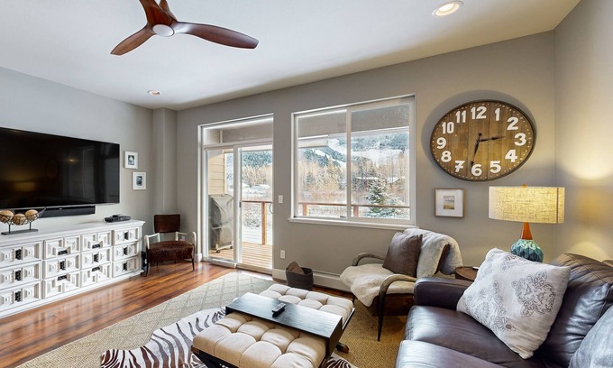 Alyeska Condominio | Stunning mountain-view home on Glacier Creek with deck, BBQ, and family friendly