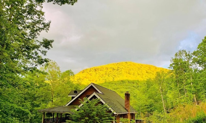 Elkton Cabina | Stunning Mountain Views, Hot Tub, Indoor and Outdoor Fireplace, and Game Room!