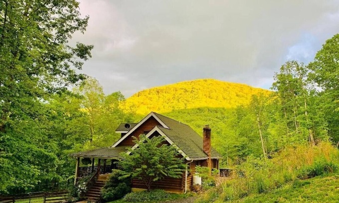 Elkton Casa | Stunning Mountain Views, Hot Tub, Indoor and Outdoor Fireplace, and Game Room!