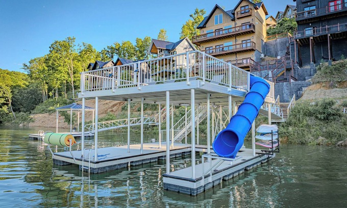 Sevierville Cabina | Stunning Mtn Cabin on Lake w/ 2 Stry Dock, Indoor Pool, Hot Tub, and Arcade Room