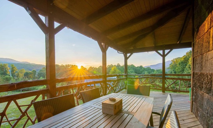 Burnsville Cabina | **Stunning Mtn Lodge, Over 10 Private acres, Pond, fishing, Fire-pit, hiking**