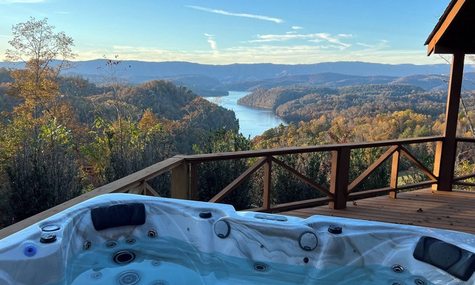 Butler Cabina | Stunning, Mtn-Top, Lakeview Cabin on Private 8 acres