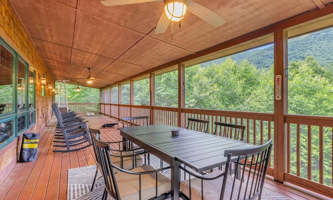 Laurel Ridge Casa | Stunning Mtn Views~ HotTub~Movie Theater~Game Room