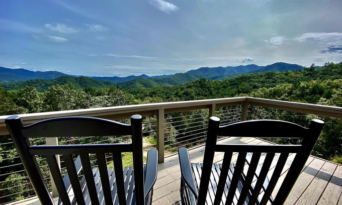 Bryson City Cabina | Stunning Mtn Views/Private/Sparkling Hot Tub/WI-FI