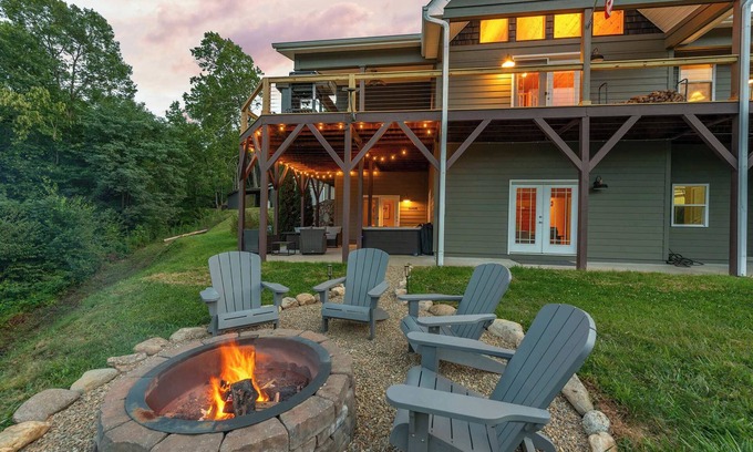 Hemphill Heights Casa | Stunning Mtn Views Hot Tub Firepit Sleeps 10