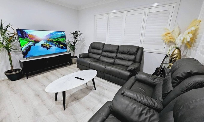 Marsden Park Casa | Stunning New 5 BR & 3.5 Bath
