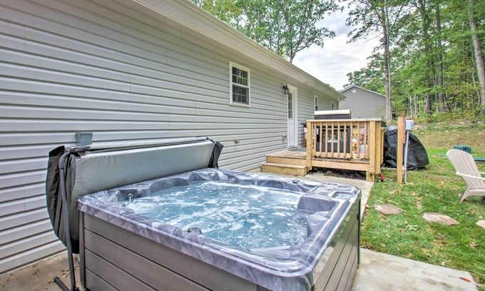 Fishers Hill Casa | Stunning New Market Home w/ Mtn Views & Hot Tub!