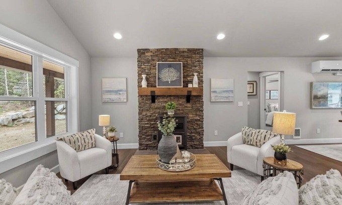Newport Casa | Stunning new ranch style 3-bedroom home with year-round beach club access.