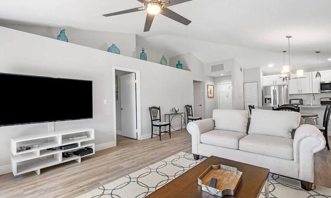 Palm Beach Gardens Cabaña | Stunning Newly Renovated Club Cottage in PGA