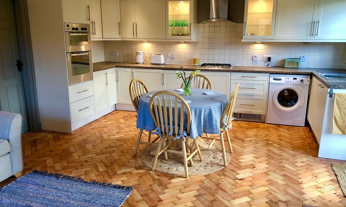 Bramerton Casa | Stunning Norfolk Flint Barn - Close to Norwich & The Broads
