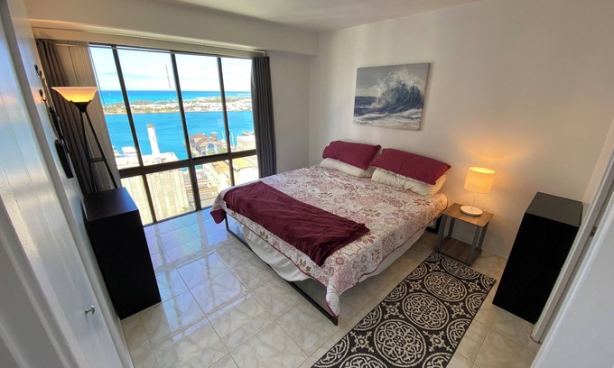 Downtown Honolulu Condominio | Stunning ocean, mountain, and city views from Downtown Honolulu. Pet friendly!
