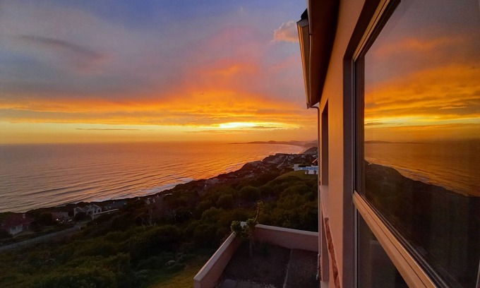 Brenton-on-Sea Casa | Stunning Ocean View Property 5 min from Beach