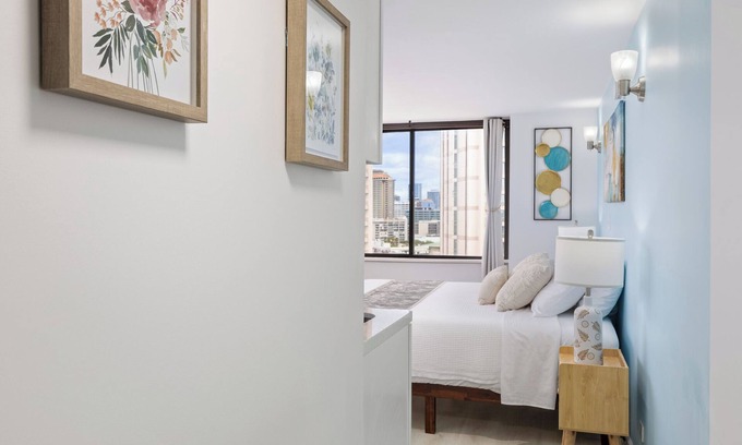 McCully - Moiliili Condominio | Stunning Ocean View/ Exquisite Renovated Studio/King Bed/Walk to Beach