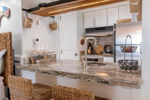 New Smyrna Beach Apartamento | Stunning Ocean Views STEPS from the Beach with Pool! Fabulous 4th Floor Studio!