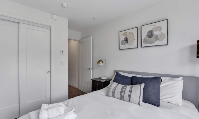 Lower Lonsdale Apartamento | Stunning One Bedroom Lonsdale Quay Eco-Suite