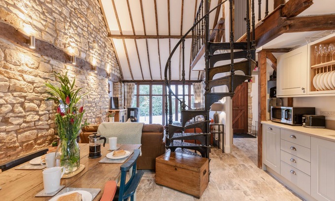 Blockley Cabaña | Stunning open plan 2 storey barn conversion with spiral staircase.