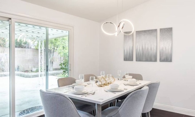 Winnetka Casa | STUNNING! Oversized 4 Bedroom Modern House