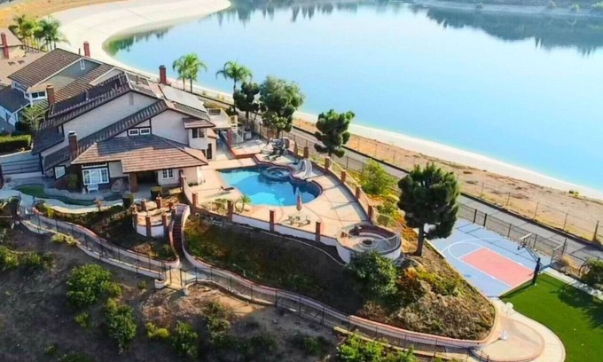 Anaheim Hills Casa | Stunning Panoramic Waterfront Pool Home Escape