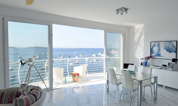 St. Paul's Bay Apartamento | Stunning Penthouse situated directly over the sea, unique