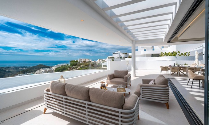 Ojen Apartamento | Impresionante ático con vistas panorámicas al mar y a la montaña cerca de Marbella
