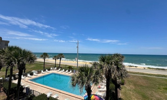 Ormond Shores Estates Condominio | Stunning Pool & Ocean View 2/2 Ormond Beach Condominium