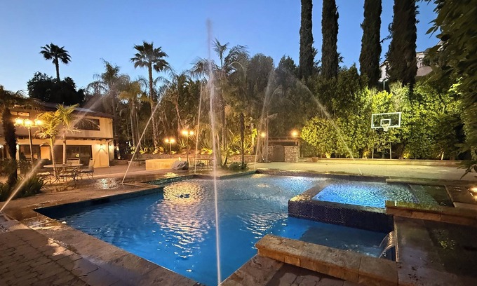 Calabasas Casa | Stunning Pool Resort in Calabasas! 5BDs & 4BAs