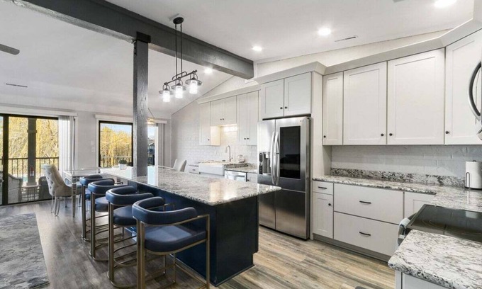 Fontana-on-Geneva Lake Condominio | Stunning Pool View Condo at Abbey Villa |Gas Fireplace |Deck |Walk to Beach & Restaurants
