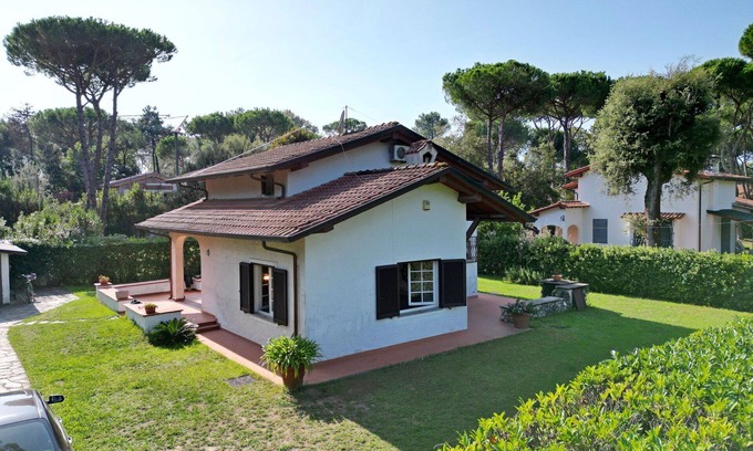 Ronchi Villa | Preciosa casa de vacaciones privada con A/C, WIFI, TV, aparcamiento, cerca de Forte Dei Marmi