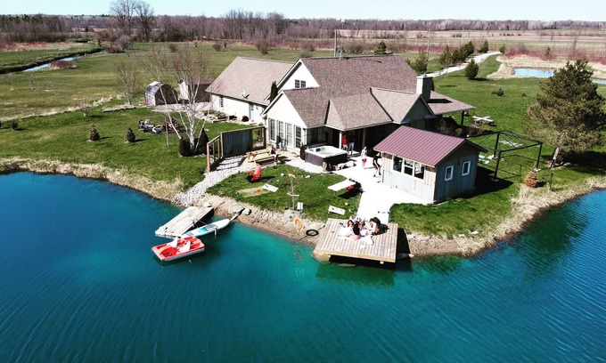 Severn Cabaña | Stunning Private Cottage with beautiful Pond On 20 Acre Property
