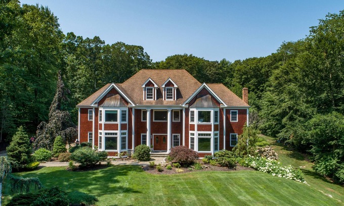 Guilford Casa | STUNNING PRIVATE GUILFORD ESTATE.located at the end of a sublime cul-de-sac